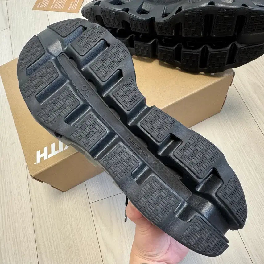 [SOLD OUT] 온러닝 X 키스 On Running X Kith K-Tech1 (265)