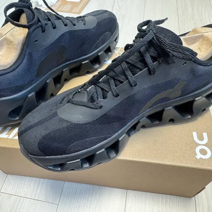 [SOLD OUT] 온러닝 X 키스 On Running X Kith K-Tech1 (265)