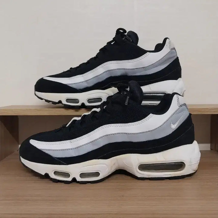 [SOLD OUT] 남성 나이키 에어맥스 95 에센셜 흰회검 운동화 (260)