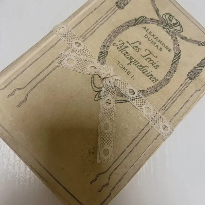 [BUNJANG] French Antique Book with Lace / 프랑스 앤틱북 레이스포함