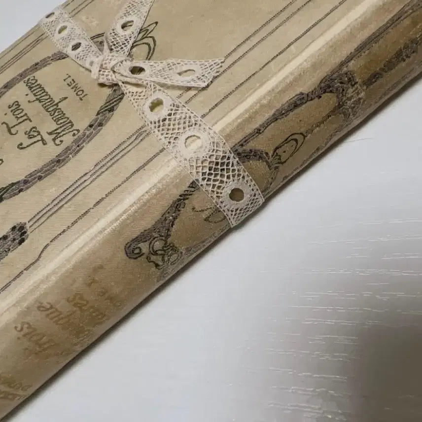 [BUNJANG] French Antique Book with Lace / 프랑스 앤틱북 레이스포함