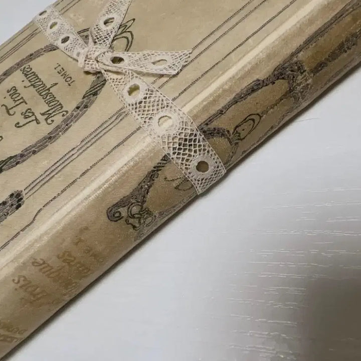 [BUNJANG] French Antique Book with Lace / 프랑스 앤틱북 레이스포함