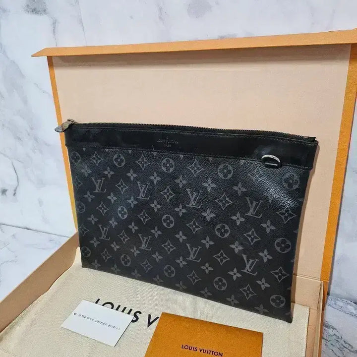 [SOLD OUT] 루이비통 포쉐트 모노그램 클러치 블랙