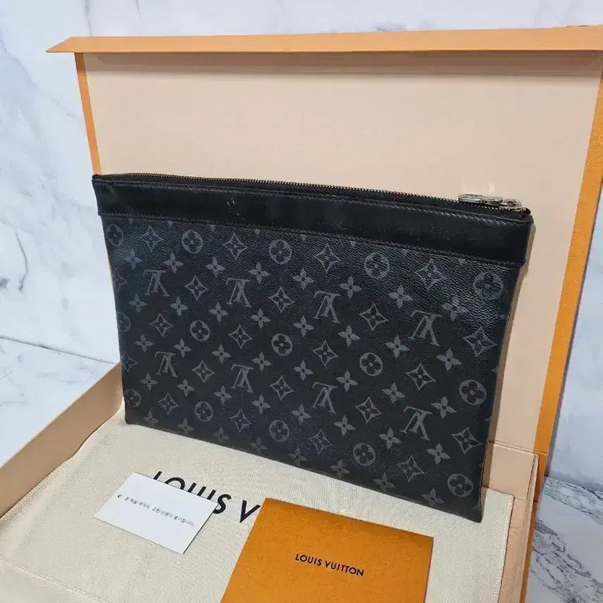 [SOLD OUT] 루이비통 포쉐트 모노그램 클러치 블랙