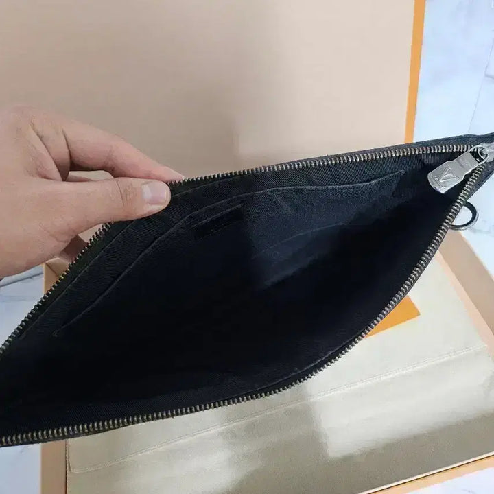 [SOLD OUT] 루이비통 포쉐트 모노그램 클러치 블랙