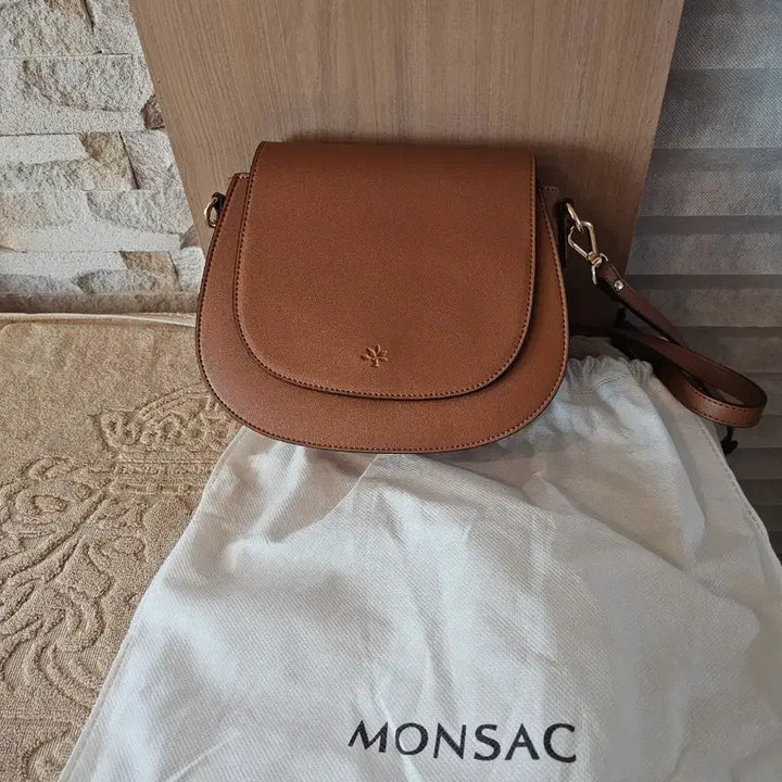 [SOLD OUT] 몬삭 브라운 가죽 크로스백 가방 새거