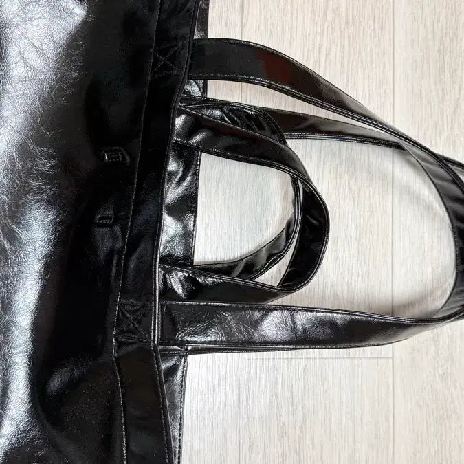 [SOLD OUT] 새상품) 투오 캐리글로시 백 /CARRIE GLOSSY BLACK 토트백
