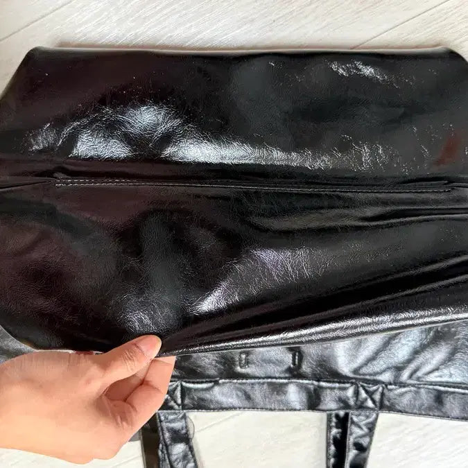 [SOLD OUT] 새상품) 투오 캐리글로시 백 /CARRIE GLOSSY BLACK 토트백
