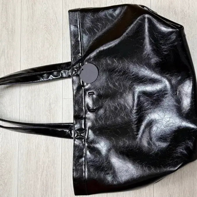 [SOLD OUT] 새상품) 투오 캐리글로시 백 /CARRIE GLOSSY BLACK 토트백
