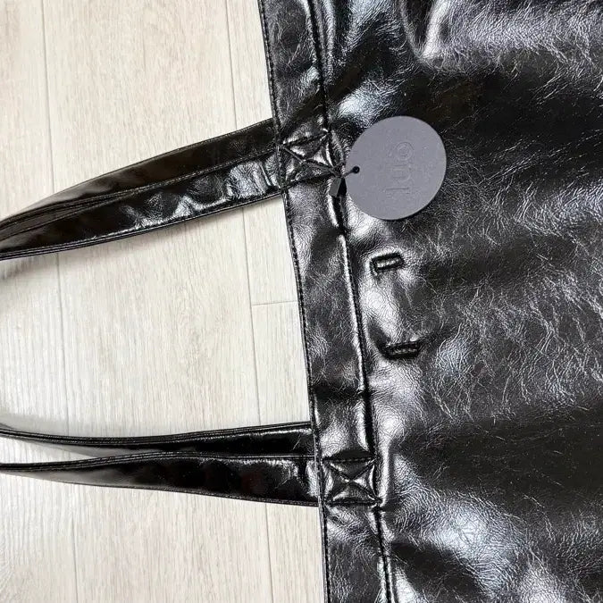 [SOLD OUT] 새상품) 투오 캐리글로시 백 /CARRIE GLOSSY BLACK 토트백