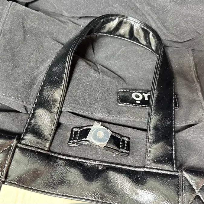 [SOLD OUT] 새상품) 투오 캐리글로시 백 /CARRIE GLOSSY BLACK 토트백