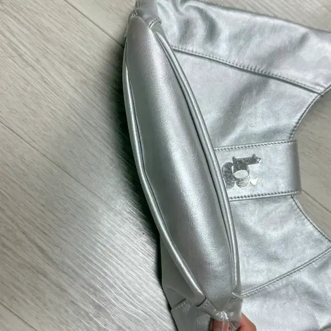 [BUNJANG] Illygo Hobo Bag Silver Shoulder Bag / 일리고 라인 호보백 실버