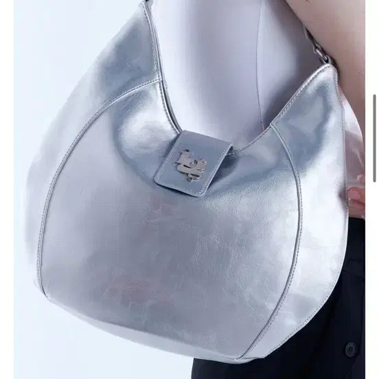 [BUNJANG] Illygo Hobo Bag Silver Shoulder Bag / 일리고 라인 호보백 실버