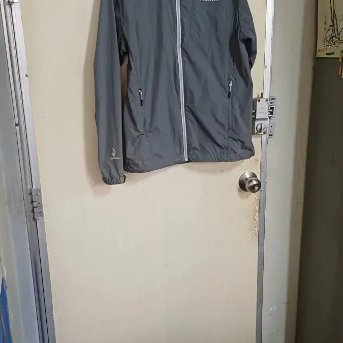 [BUNJANG] Marmot Windbreaker Size 100 / 마모트바람막이100싸이즈
