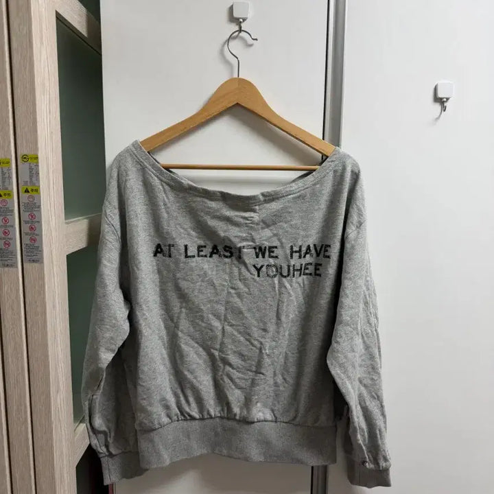 [SOLD OUT] [1번입은 새제품무방] 정가 7만5천원 유희  아일릿 오프숄더 맨투맨