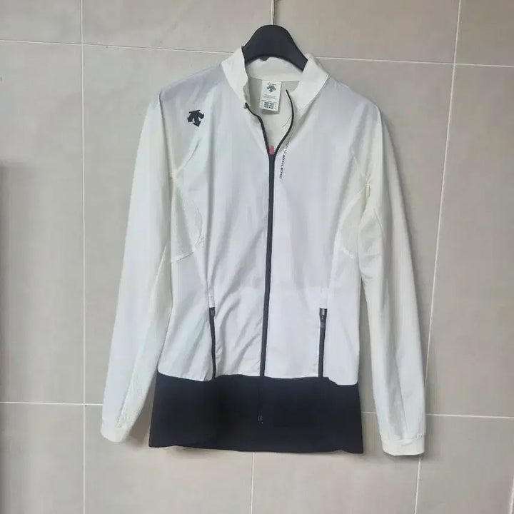 [BUNJANG] Descente White Black Colorblock Windbreaker 85 / 데상트 화이트 블랙 배색 바람막이 85