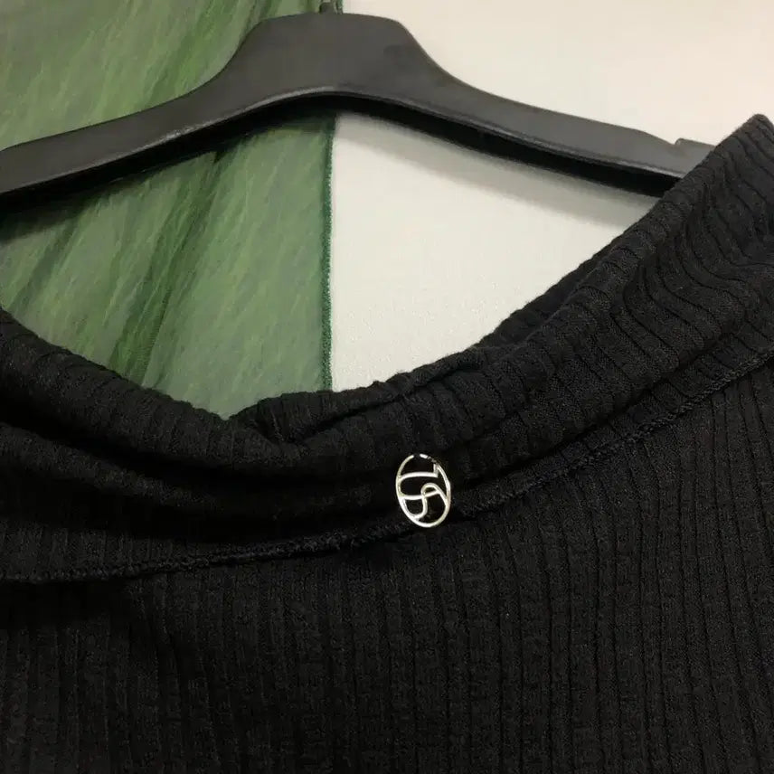 [BUNJANG] Uglyshadow Off-Shoulder Knit Top / 어글리쉐도우 uglyshadow 니트 오프숄더