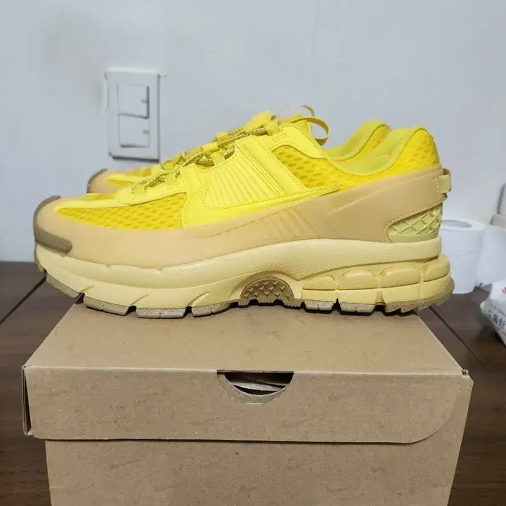 [BUNJANG] Nike Zoom Vomero 5 Yellow Sneakers / 나이키 줌 보메로 롬 옐로우 285사이즈