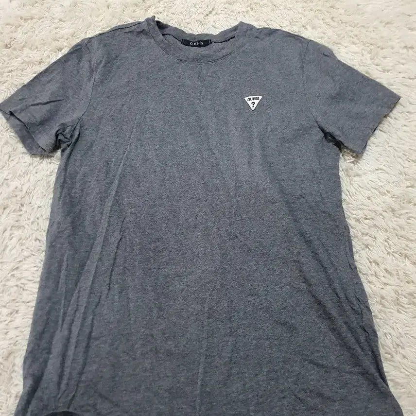 [SOLD OUT] 깔끔한 디자인의 게스 반팔티에요사이즈는 L이고 색상은 회색입니다면 1