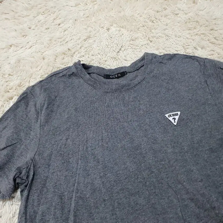 [SOLD OUT] 깔끔한 디자인의 게스 반팔티에요사이즈는 L이고 색상은 회색입니다면 1
