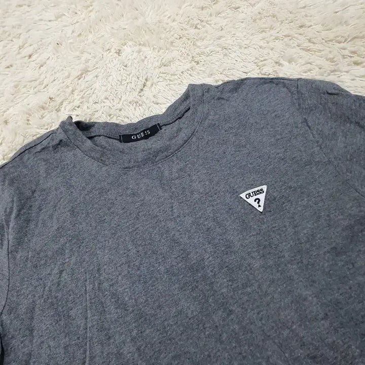 [SOLD OUT] 깔끔한 디자인의 게스 반팔티에요사이즈는 L이고 색상은 회색입니다면 1