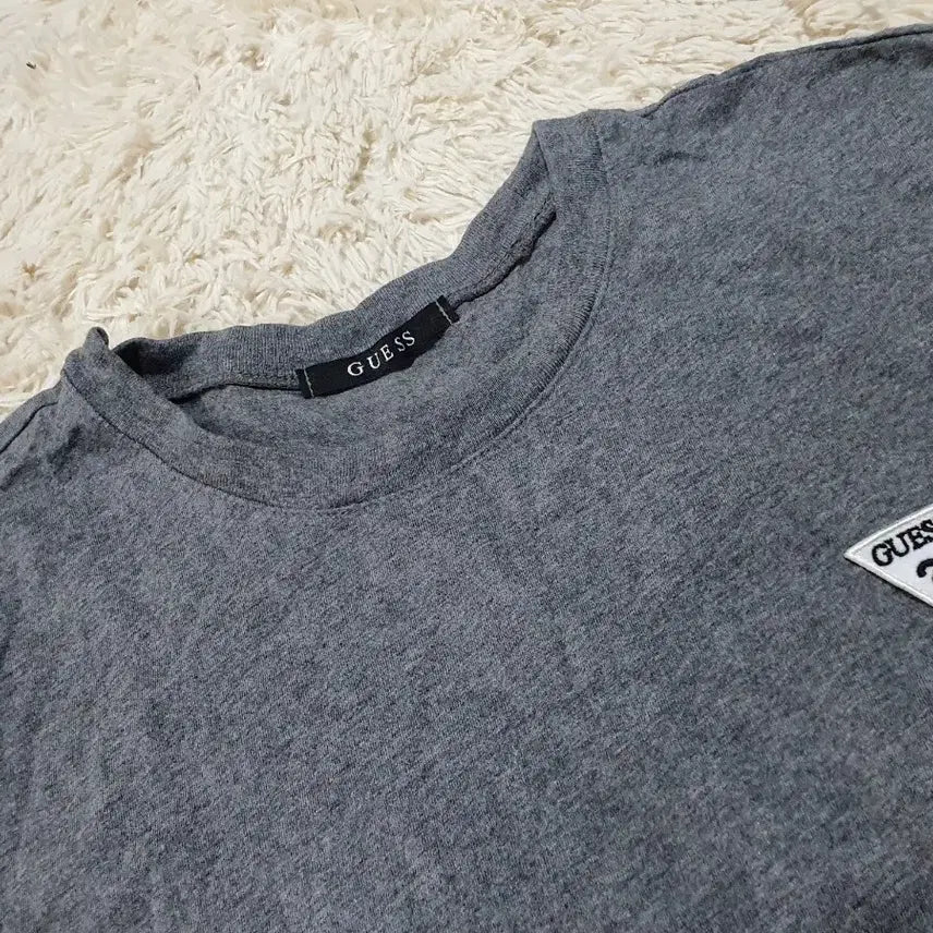 [SOLD OUT] 깔끔한 디자인의 게스 반팔티에요사이즈는 L이고 색상은 회색입니다면 1