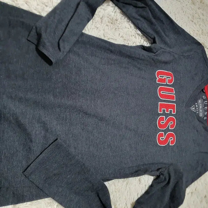 [BUNJANG] Guess Long Sleeve T-shirt (S) / 깔끔한 디자인의 게스 긴팔티 S 사이즈예요사진에서 보이는 것처럼 GUE