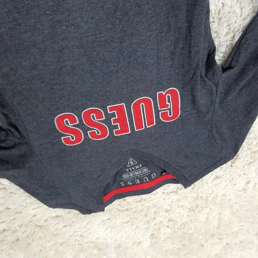 [BUNJANG] Guess Long Sleeve T-shirt (S) / 깔끔한 디자인의 게스 긴팔티 S 사이즈예요사진에서 보이는 것처럼 GUE