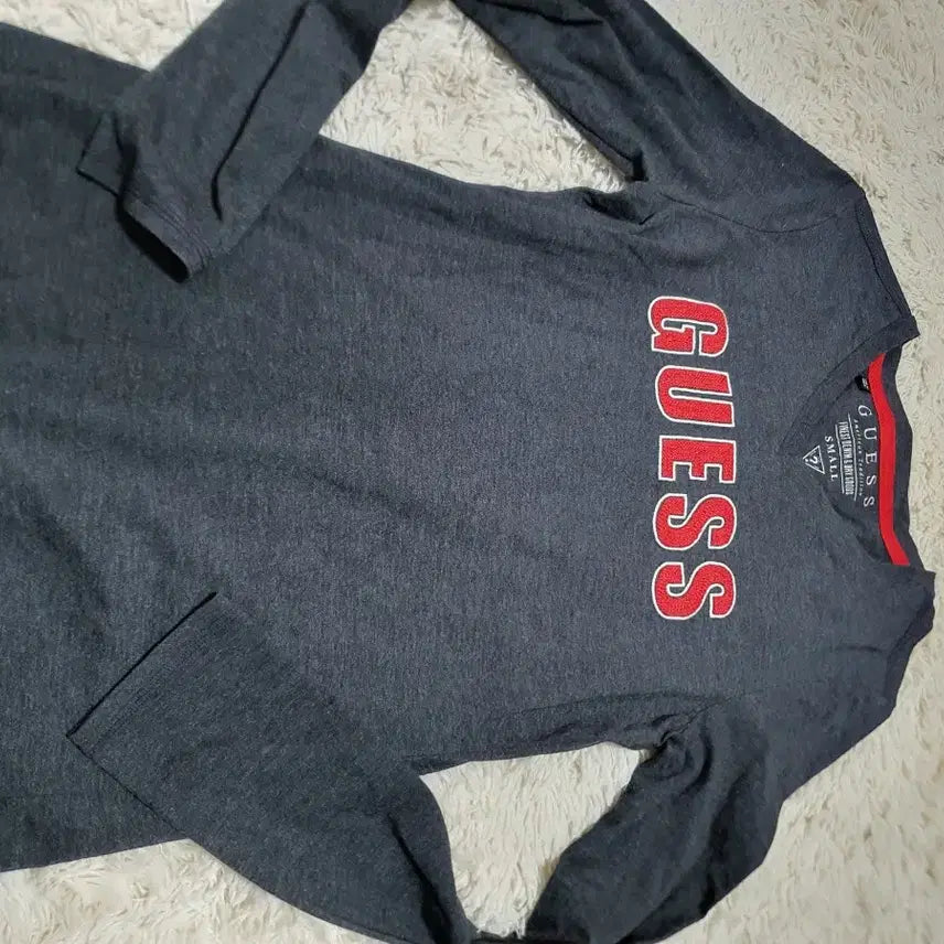 [BUNJANG] Guess Long Sleeve T-shirt (S) / 깔끔한 디자인의 게스 긴팔티 S 사이즈예요사진에서 보이는 것처럼 GUE