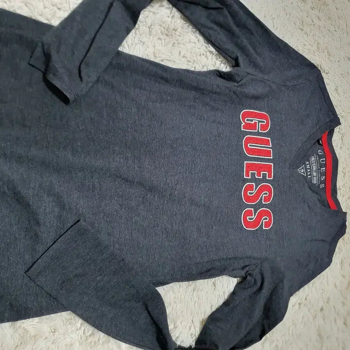 [BUNJANG] Guess Long Sleeve T-shirt (S) / 깔끔한 디자인의 게스 긴팔티 S 사이즈예요사진에서 보이는 것처럼 GUE