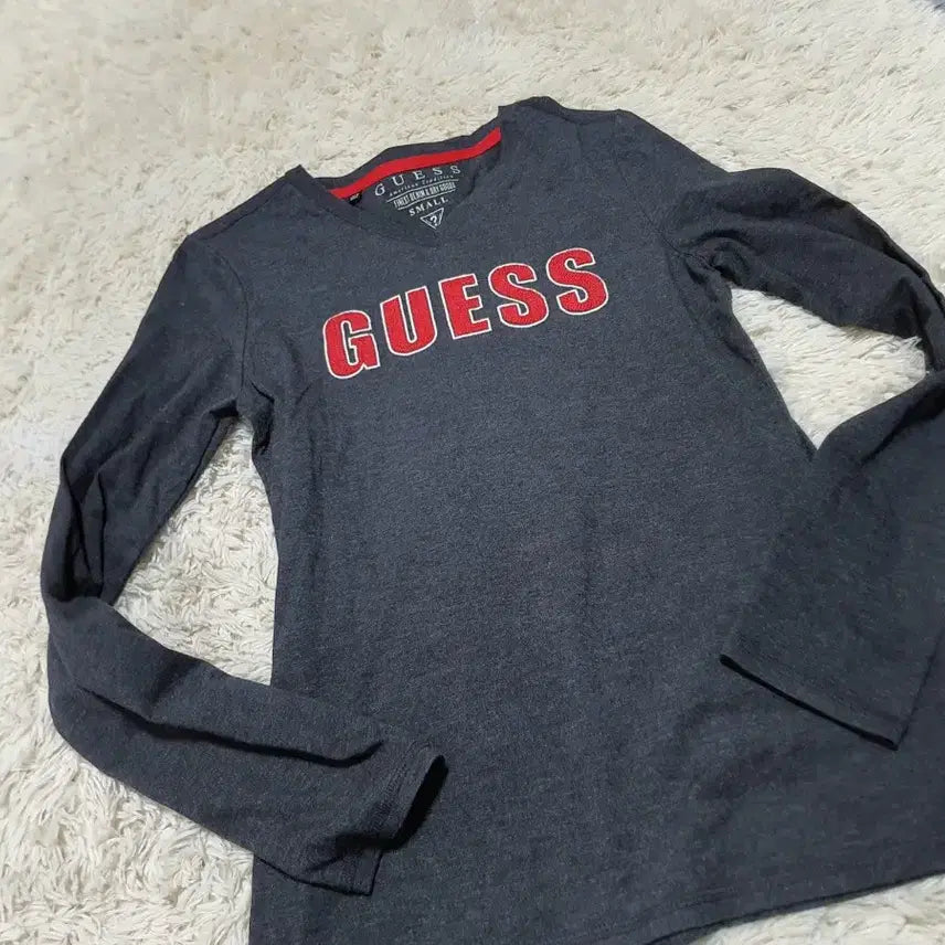 [BUNJANG] Guess Long Sleeve T-shirt (S) / 깔끔한 디자인의 게스 긴팔티 S 사이즈예요사진에서 보이는 것처럼 GUE
