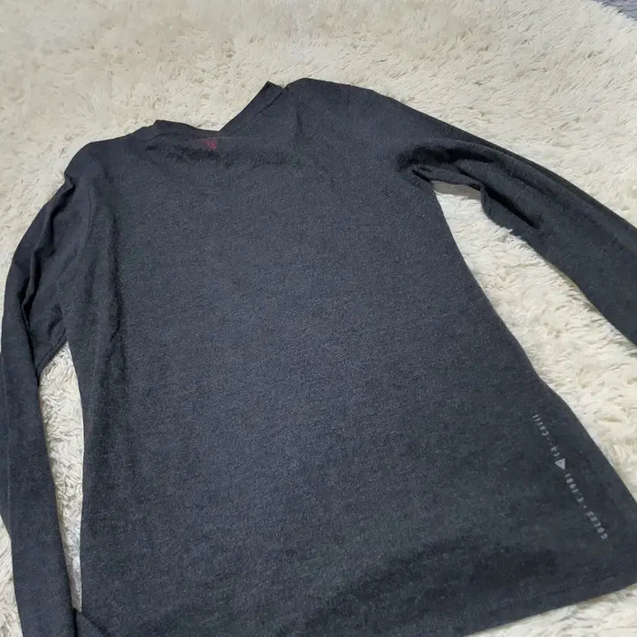[BUNJANG] Guess Long Sleeve T-shirt (S) / 깔끔한 디자인의 게스 긴팔티 S 사이즈예요사진에서 보이는 것처럼 GUE