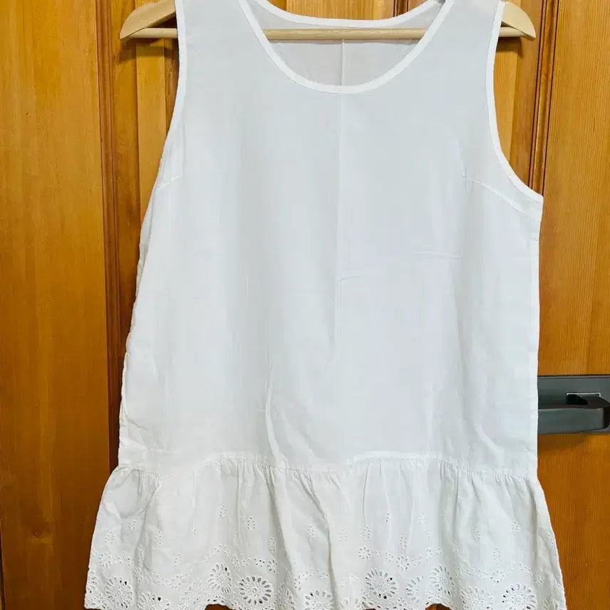 [SOLD OUT] 화이트 펀칭 레이스 레이어드 나시 블라우스