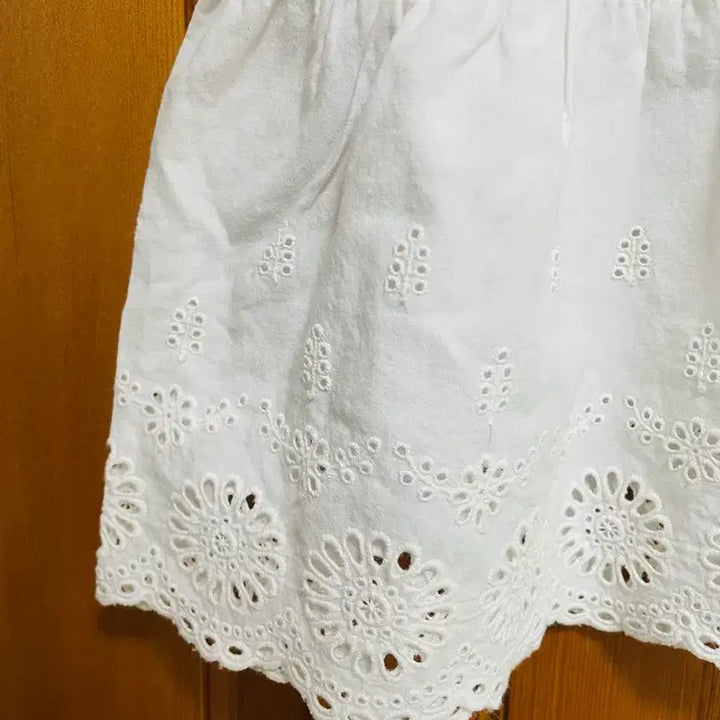 [SOLD OUT] 화이트 펀칭 레이스 레이어드 나시 블라우스