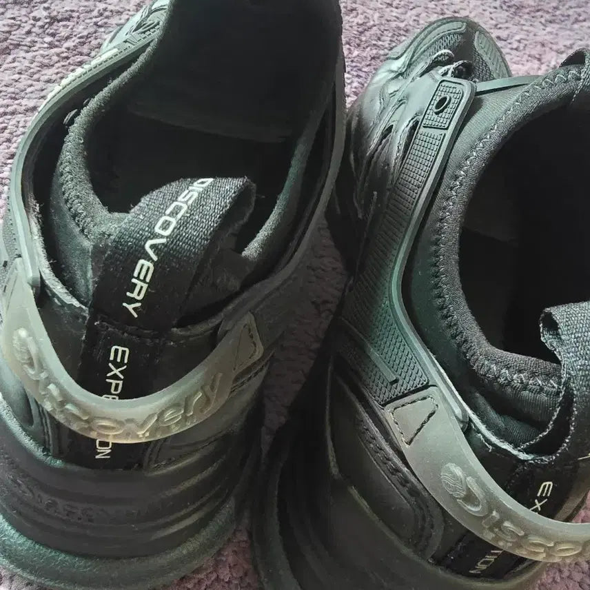 [BUNJANG] Discovery Defender Black Sneakers / 디스커버리 디펜더 검정 운동화