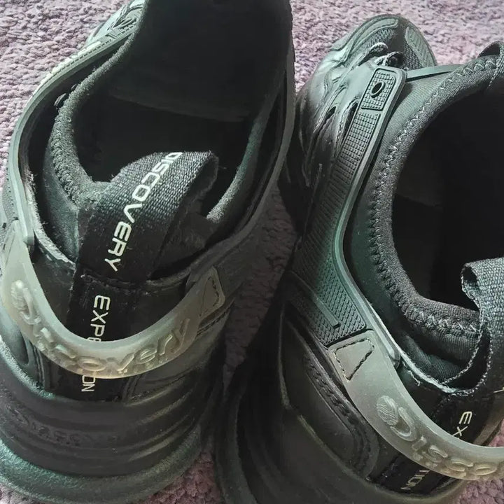 [BUNJANG] Discovery Defender Black Sneakers / 디스커버리 디펜더 검정 운동화