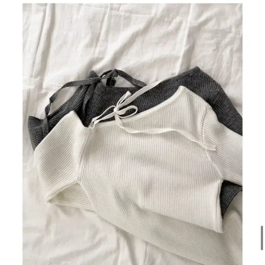 [BUNJANG] uur Off-Shoulder Knit Sweater / uur 오프숄더 니트