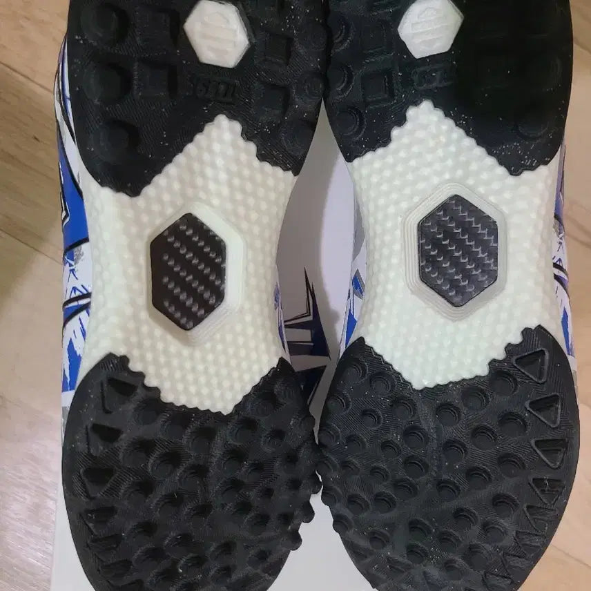 [BUNJANG] TLSS Striker Essential TF Futsal Shoes / tlss 스트라이커 엣센셜 tf 풋살화
