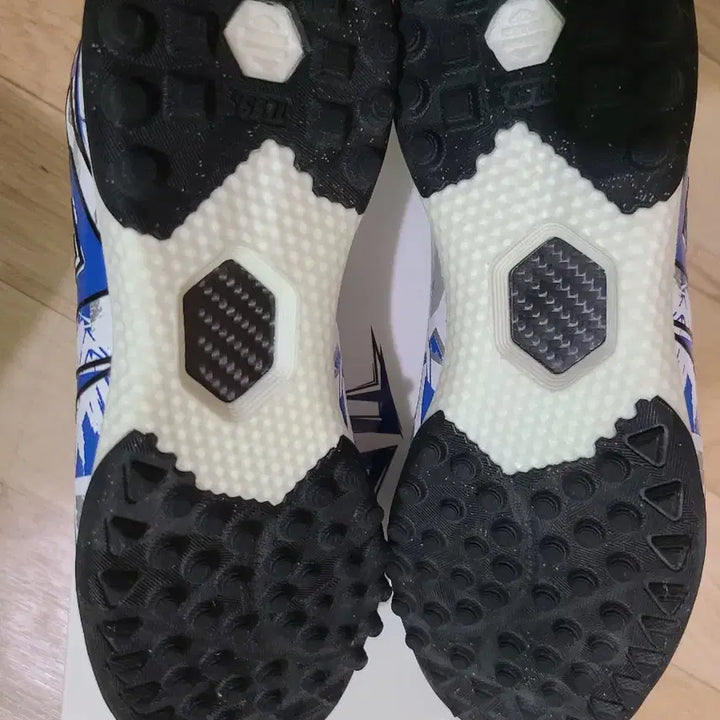 [BUNJANG] TLSS Striker Essential TF Futsal Shoes / tlss 스트라이커 엣센셜 tf 풋살화