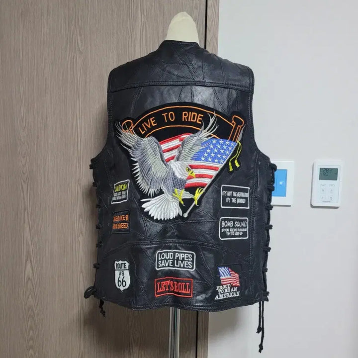 [BUNJANG] PIE COLOUR Black Leather Biker Vest Patch Detail / PIE COLOUR 블랙 가죽 바이커 조끼 패치 장식