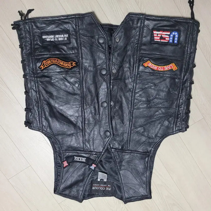 [BUNJANG] PIE COLOUR Black Leather Biker Vest Patch Detail / PIE COLOUR 블랙 가죽 바이커 조끼 패치 장식