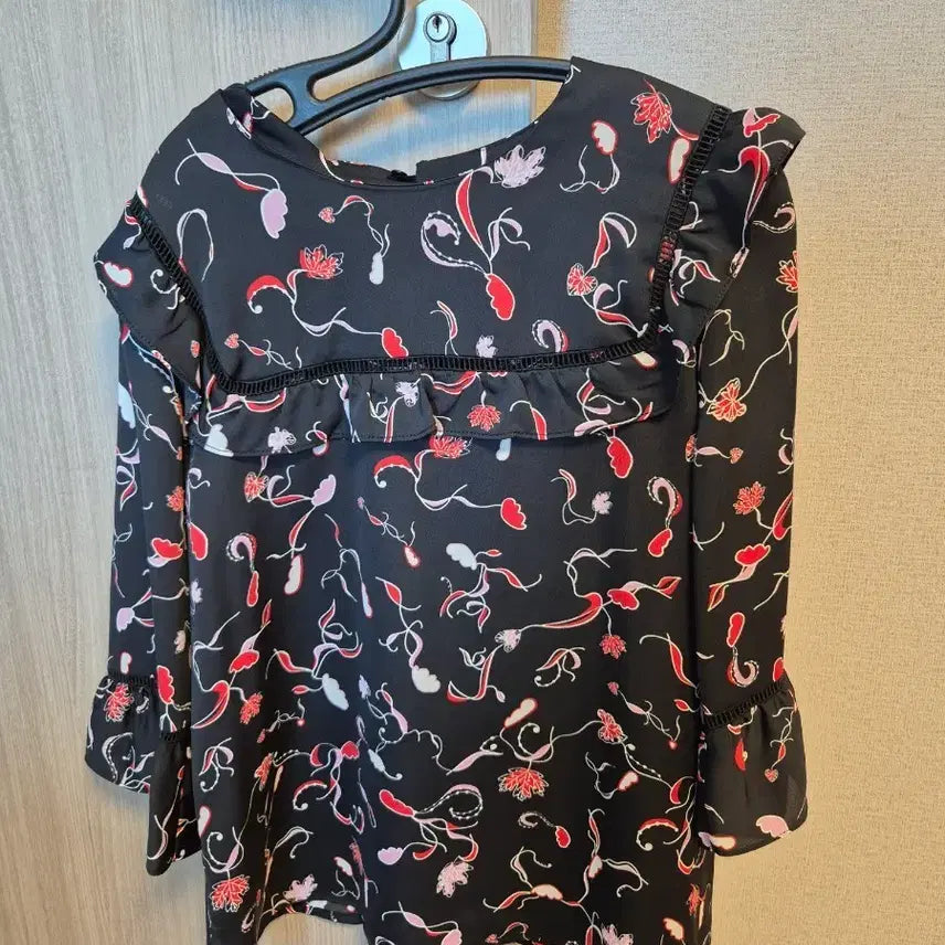 [BUNJANG] 8 Seconds Floral Pattern Black Blouse / 에잇세컨즈 플라워 패턴 블랙 블라우스