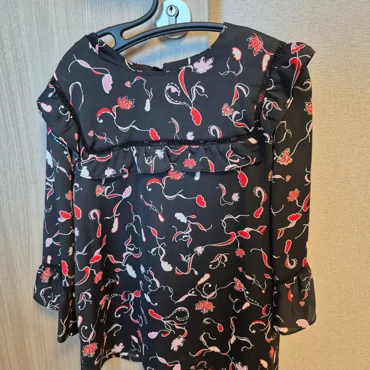 [BUNJANG] 8 Seconds Floral Pattern Black Blouse / 에잇세컨즈 플라워 패턴 블랙 블라우스