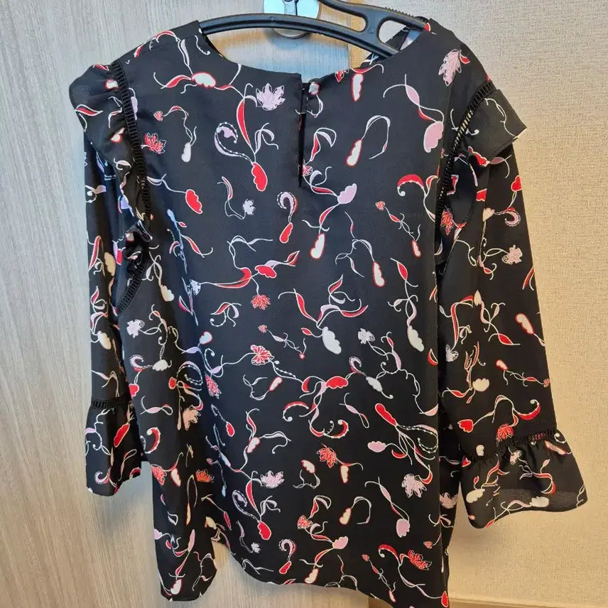 [BUNJANG] 8 Seconds Floral Pattern Black Blouse / 에잇세컨즈 플라워 패턴 블랙 블라우스