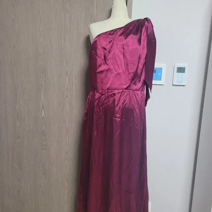 [BUNJANG] DESSY COLLECTION One Shoulder Satin Long Dress / DESSY COLLECTION 원숄더 새틴 롱 드레스 버건디