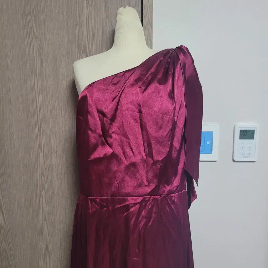 [BUNJANG] DESSY COLLECTION One Shoulder Satin Long Dress / DESSY COLLECTION 원숄더 새틴 롱 드레스 버건디