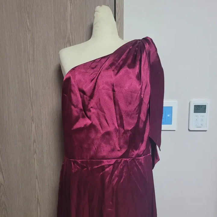 [BUNJANG] DESSY COLLECTION One Shoulder Satin Long Dress / DESSY COLLECTION 원숄더 새틴 롱 드레스 버건디