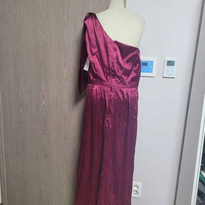 [BUNJANG] DESSY COLLECTION One Shoulder Satin Long Dress / DESSY COLLECTION 원숄더 새틴 롱 드레스 버건디