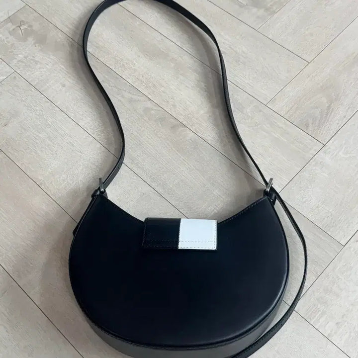 [BUNJANG] Macpie Shoulder Bag / 맥파이 숄더백