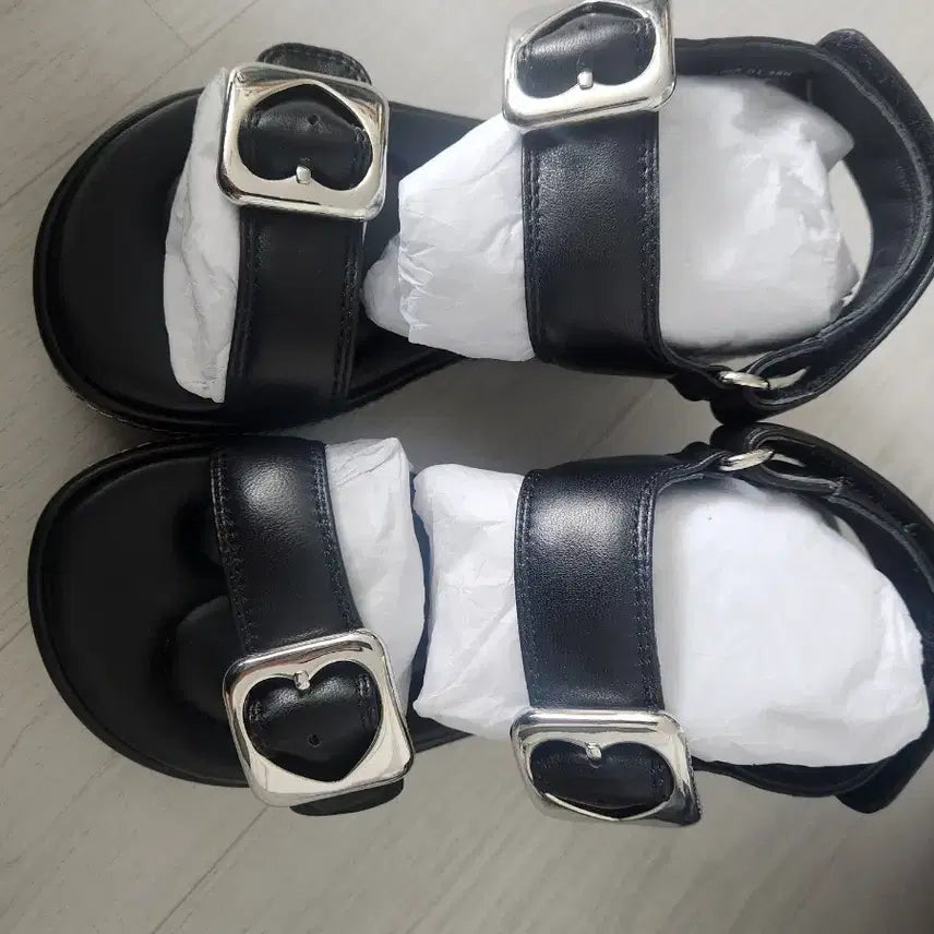 [SOLD OUT] SCB 블랙 하트 버클 샌들